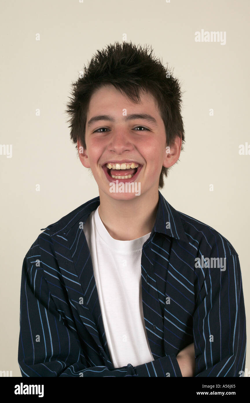 Garcon De 13 Ans Pose Pour Photographier L Angleterre Photo Stock Alamy
