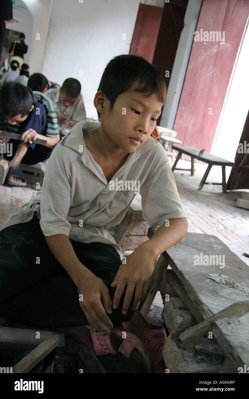 Painet iy8814 kid garçon enfant mère vietnam pearl inlay atelier de formation phuxuyen 2005 photo au pays en développement, de pays moins Banque D'Images
