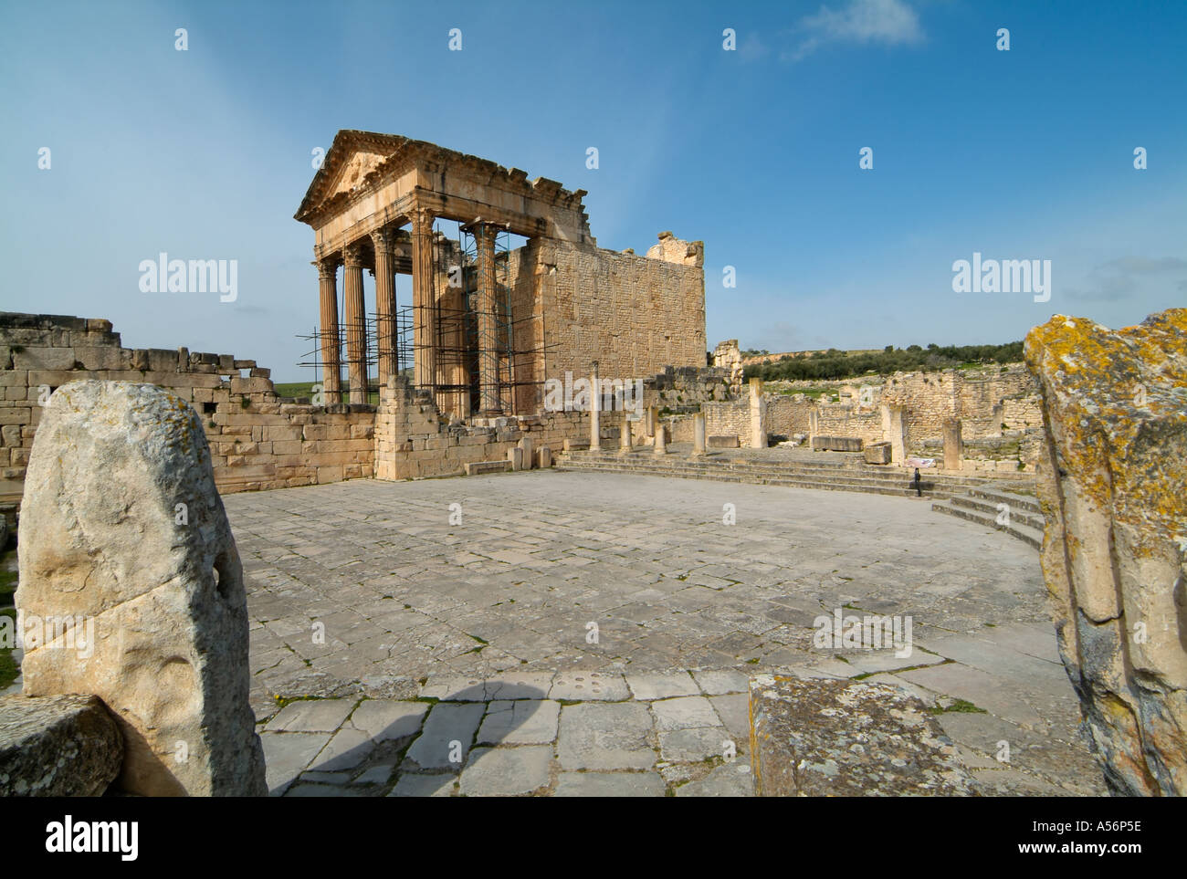 Square des vents, regardant vers la capitale, les ruines romaines de Dougga, Tunisie Banque D'Images