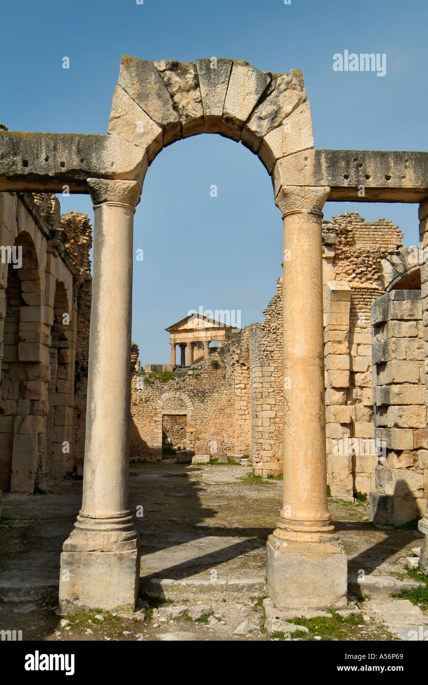 Thermes de Caracalla à vers la capitale, les ruines romaines de Dougga, Tunisie Banque D'Images