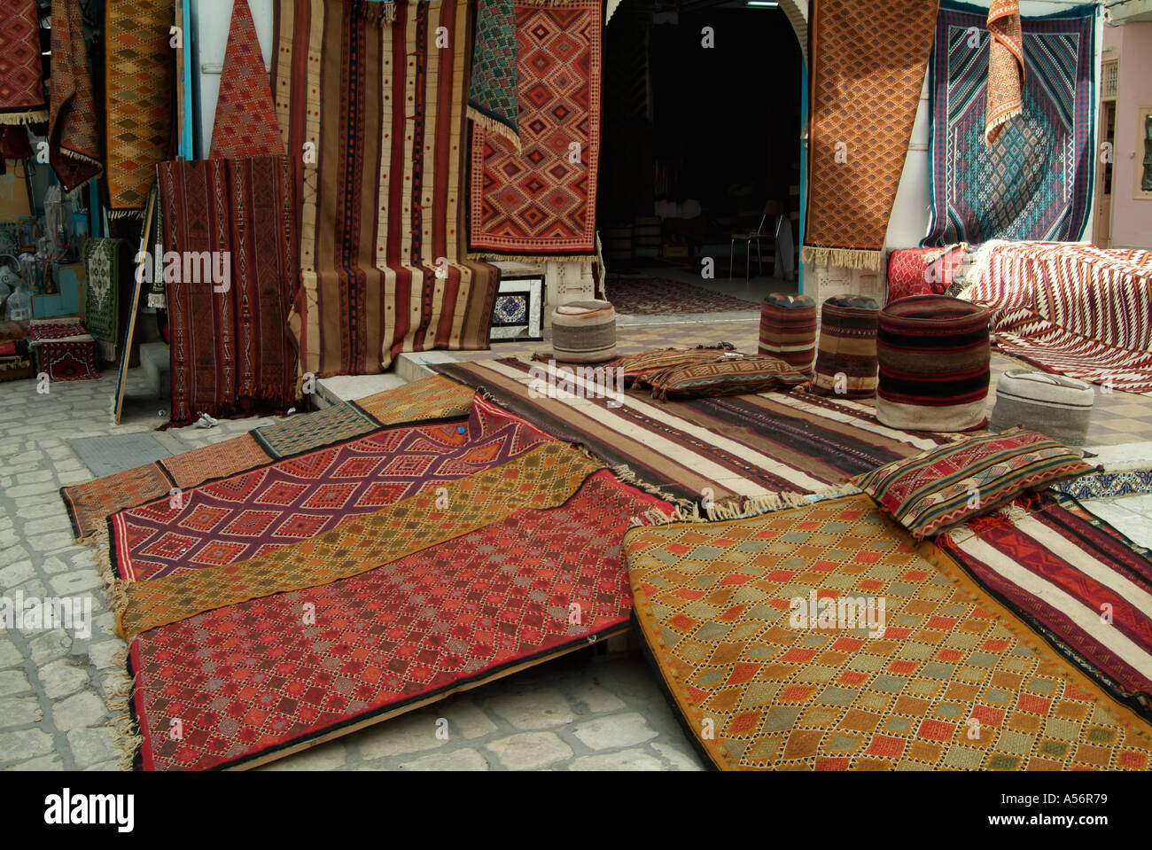 Les tapis pour la vente, Kairouan, Tunisie Photo Stock - Alamy
