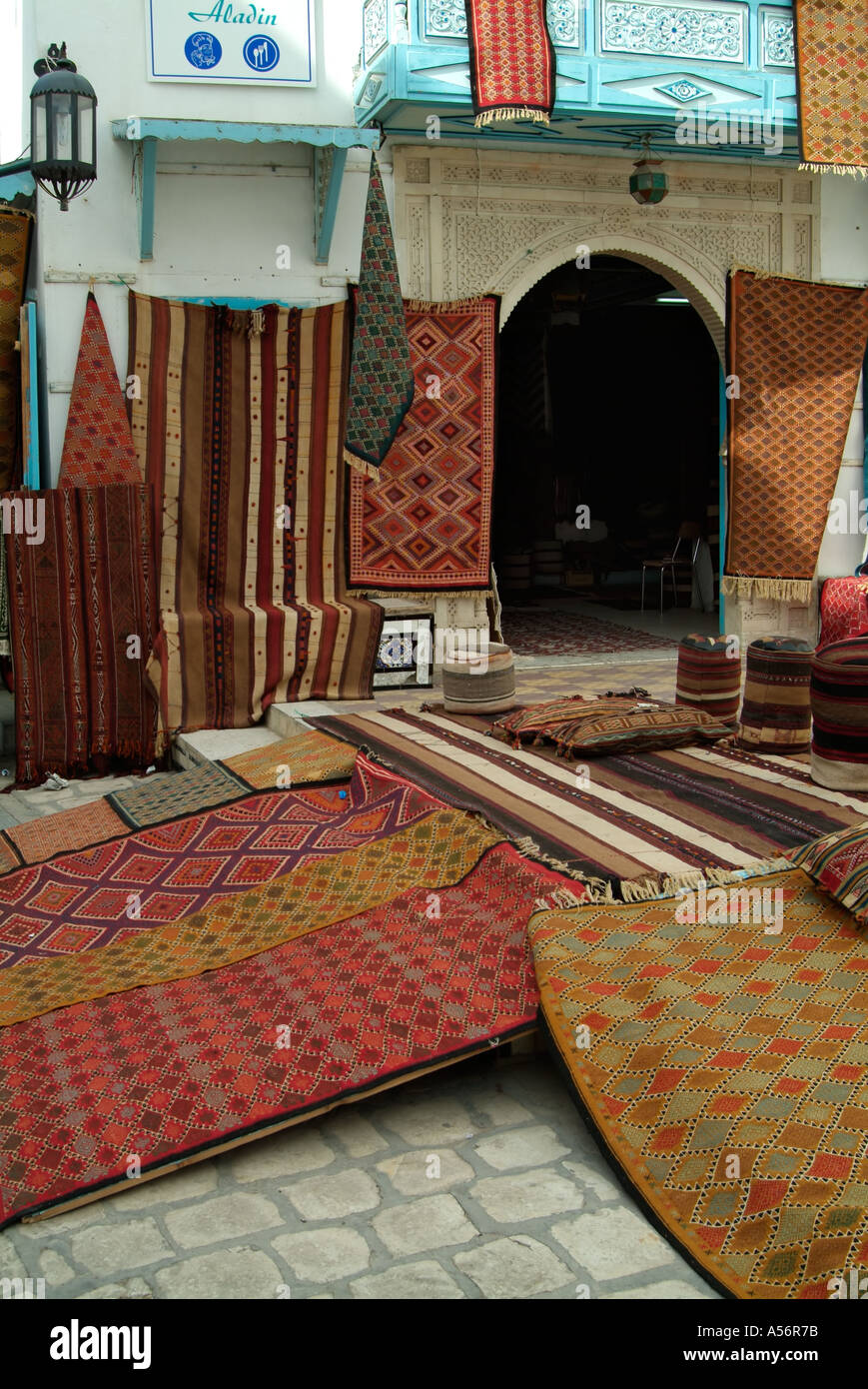 Les tapis pour la vente, Kairouan, Tunisie Photo Stock - Alamy