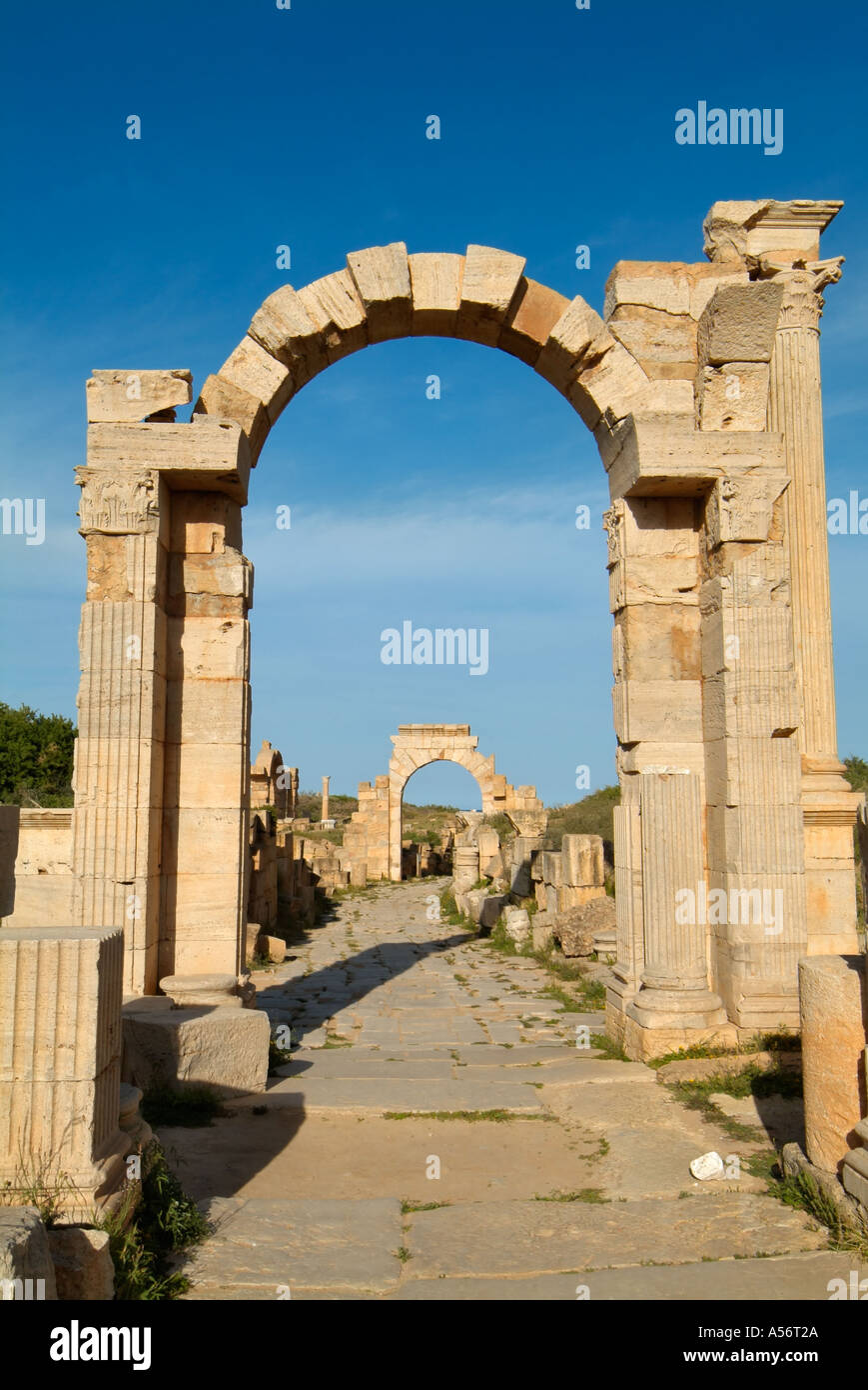 L'arc de Trajan et d'Arche de Tibère sur la Via Trionfale (cardo), les ruines romaines de Leptis Magna, Libye Banque D'Images
