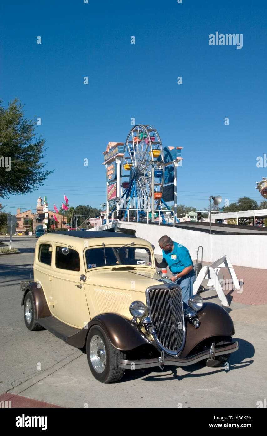 Vintage Car à l'entrée de la vieille ville de Kissimmee, Kissimmee, Orlando, Floride, USA Banque D'Images