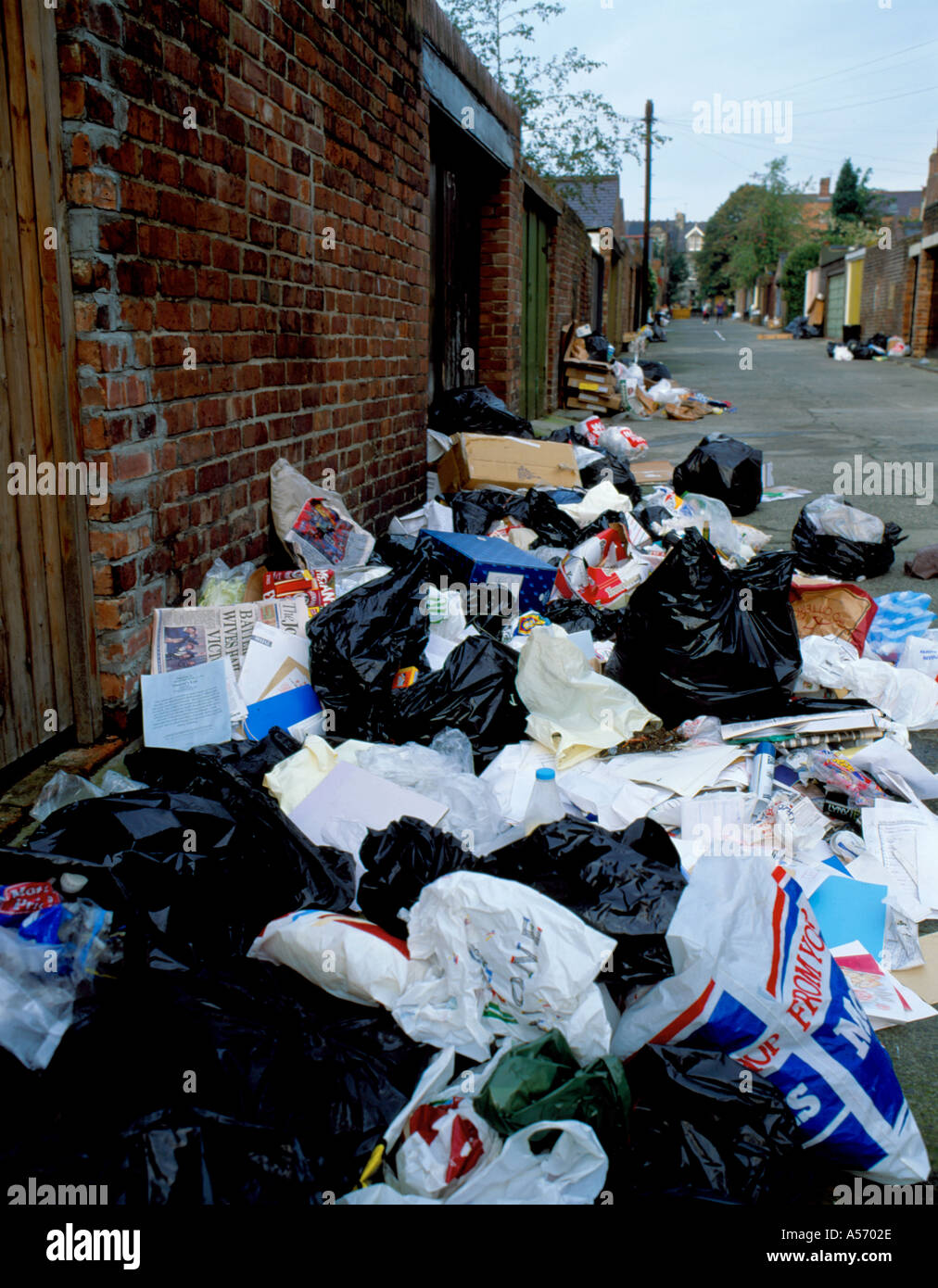 Les ordures ménagères dans une ruelle pendant une grève éboueurs, dans une banlieue de Newcastle Upon Tyne, England, UK. Banque D'Images