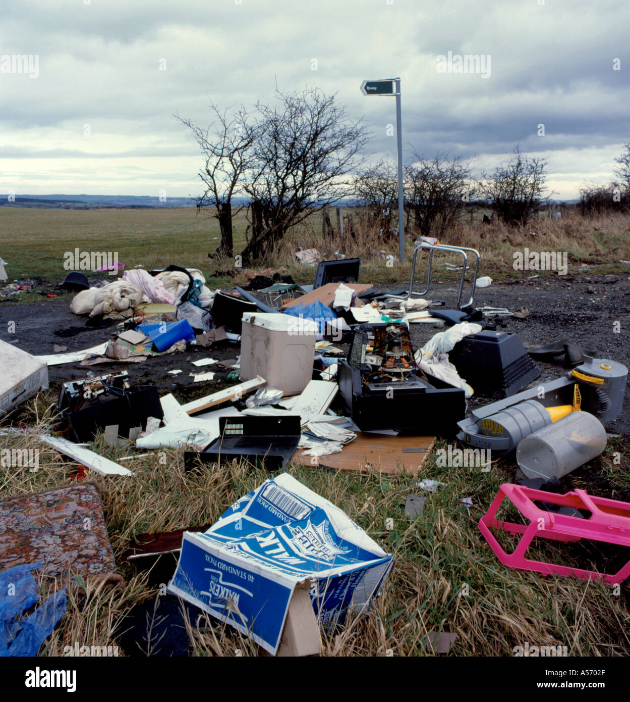Les ordures ménagères déversées dans une zone semi-rurale, County Durham, England, UK. Banque D'Images