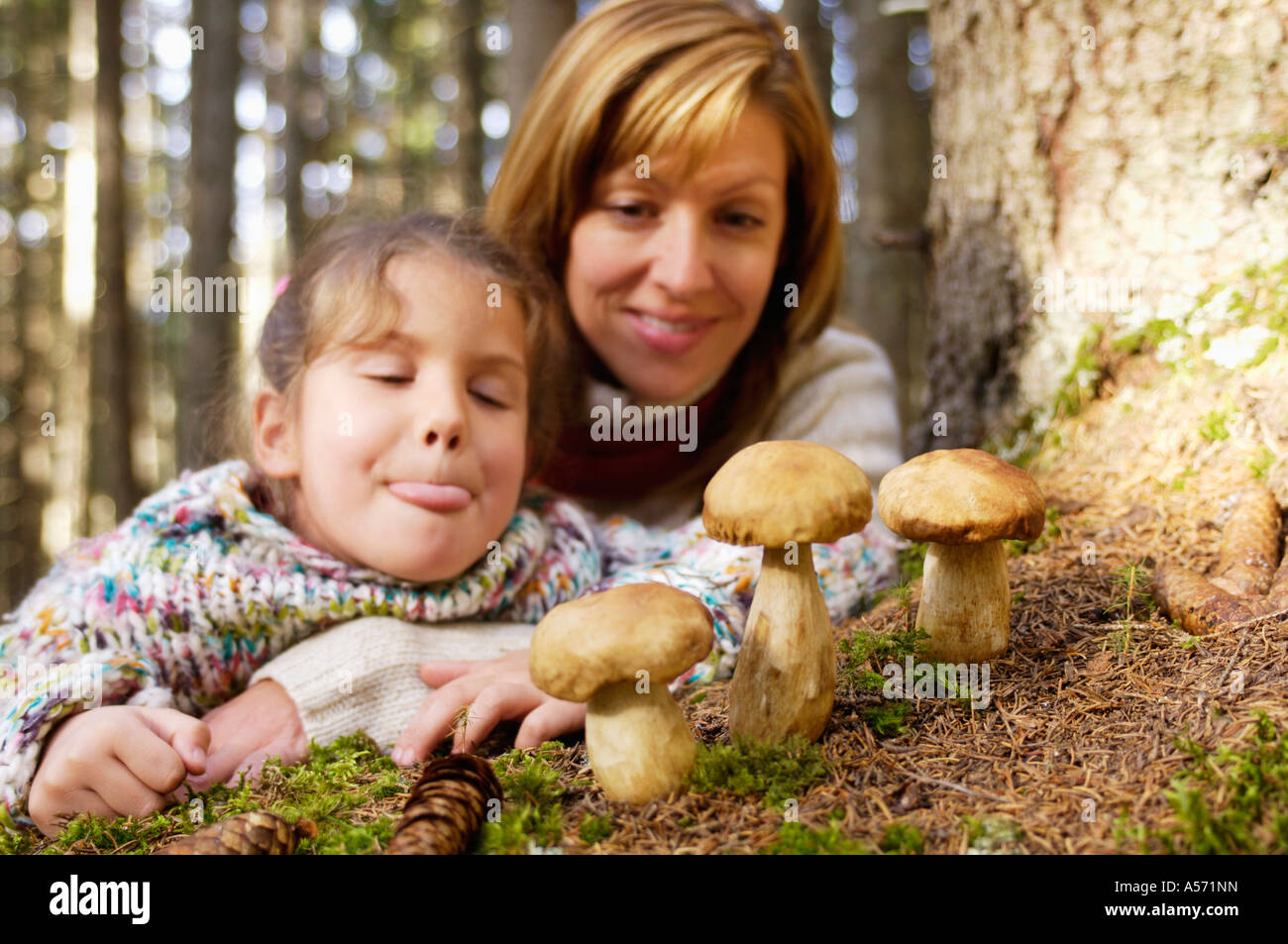 Mère et fille regardant des ceps en forêt Banque D'Images