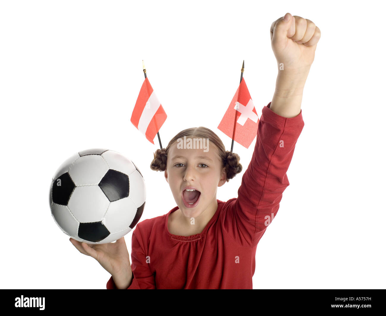 Girl (10-13) holding football avec drapeau autrichien et suisse de côté, portrait Banque D'Images