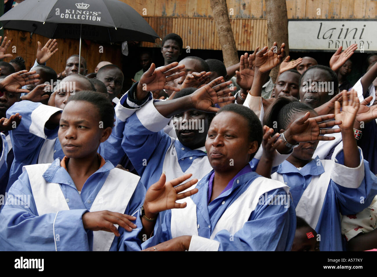 Painet jb1390 kenya kibera masse mariage danse Nairobi Kenya Afrique pays économiquement moins nation en développement Banque D'Images