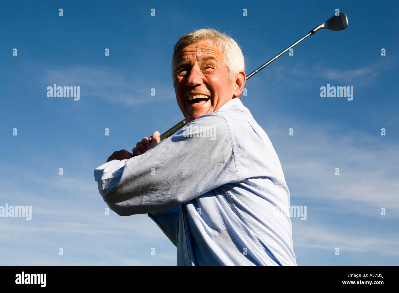 Senior man holding golf club Banque D'Images