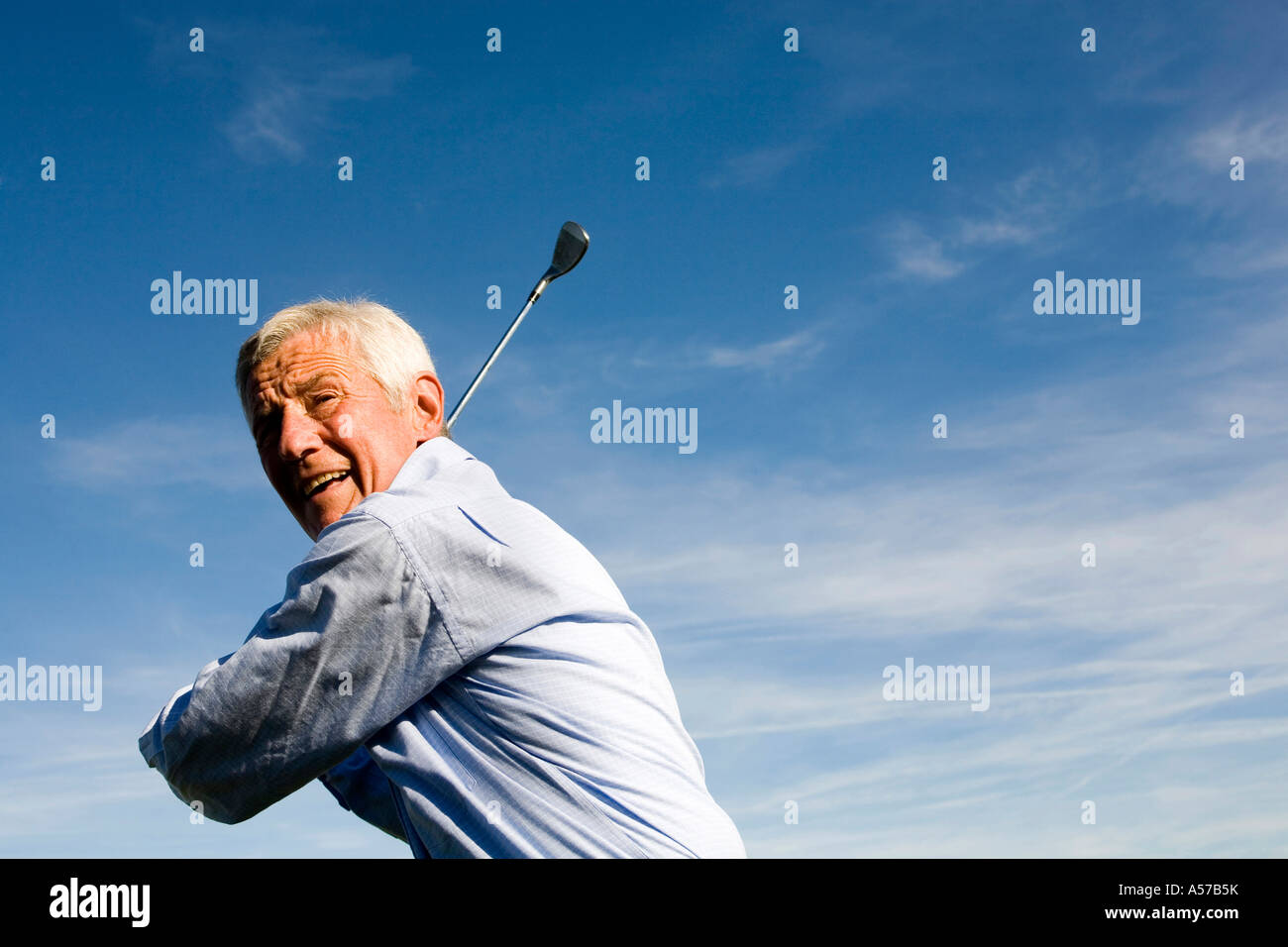 Senior man holding golf club Banque D'Images