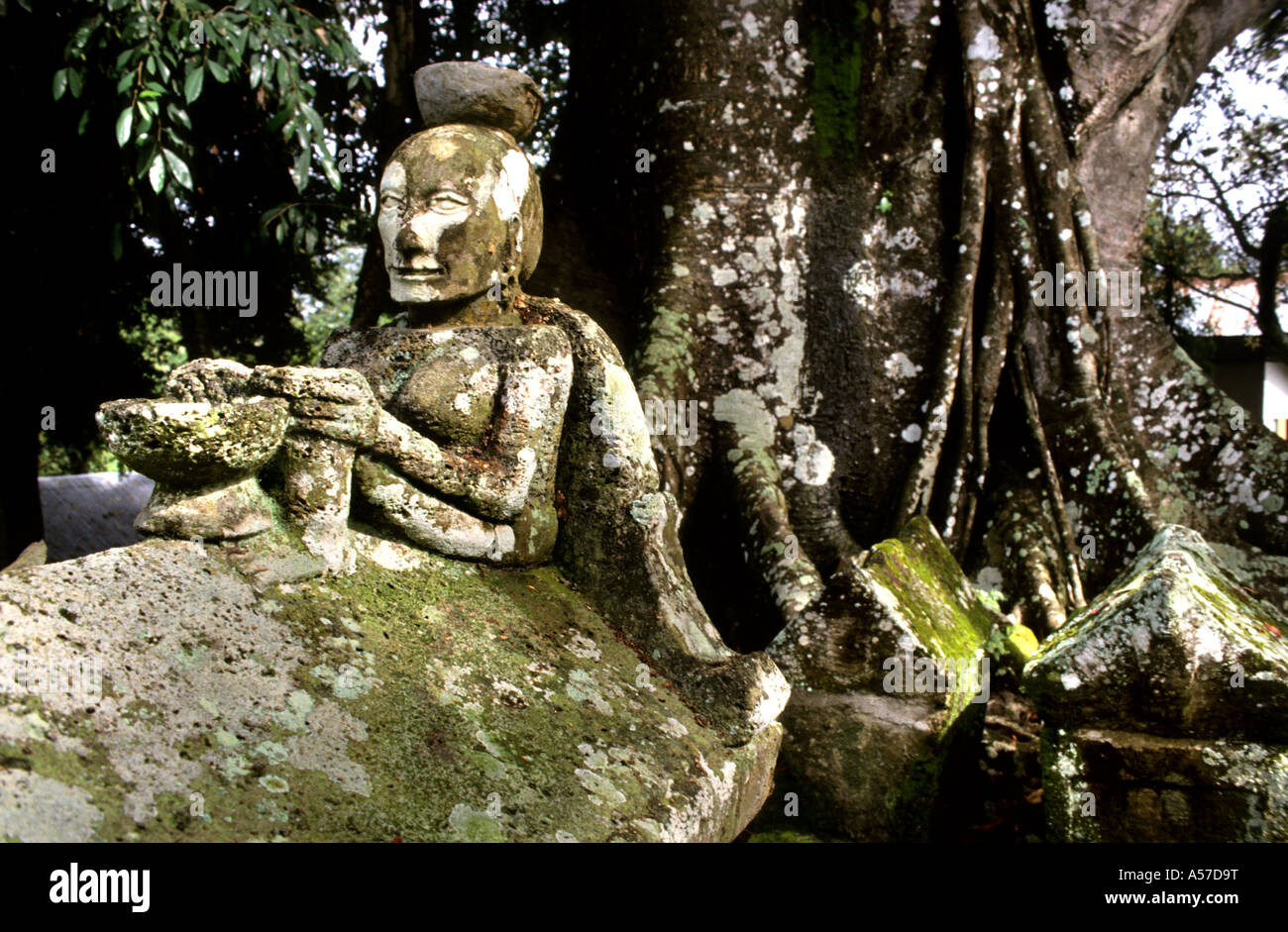 Tombe en pierre d'Anting Malela Boru Sinaga, Tomuk, île de Samosir, 19-20e siècle. Toba, Batak, Lac Toba, Sumatra, Indonésie Banque D'Images Tombe en pierre d'Anting Malela Boru Sinaga, Tomuk, île de Samosir, 19-20e siècle. Toba, Batak, Lac Toba, Sumatra, Indonésie Banque D'Images