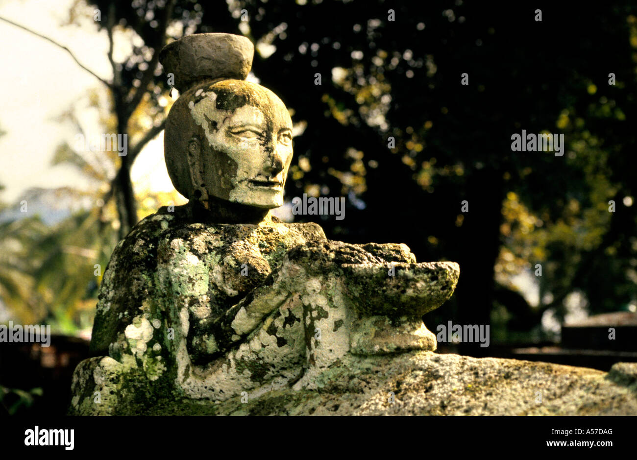 Tombe en pierre d'Anting Malela Boru Sinaga, Tomuk, île de Samosir, 19-20e siècle. Toba, Batak, Lac Toba, Sumatra, Indonésie Banque D'Images Tombe en pierre d'Anting Malela Boru Sinaga, Tomuk, île de Samosir, 19-20e siècle. Toba, Batak, Lac Toba, Sumatra, Indonésie Banque D'Images