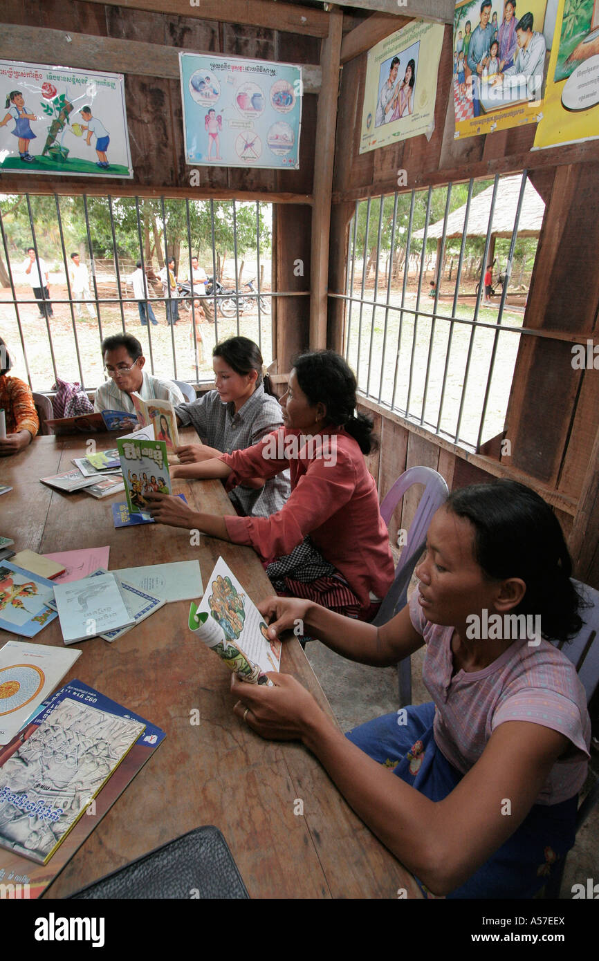 Je Painet2173 Cambodge prey yav bibliothèque village la province de Kampot ce projet d'encourager l'alphabétisation 2006 de l'école éducation femme Banque D'Images