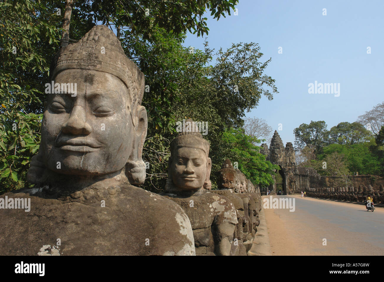 Je Painet2248 Cambodge chefs menant un gates temple Bayon Angkor Thom 2006 architecture du tourisme en pays Banque D'Images