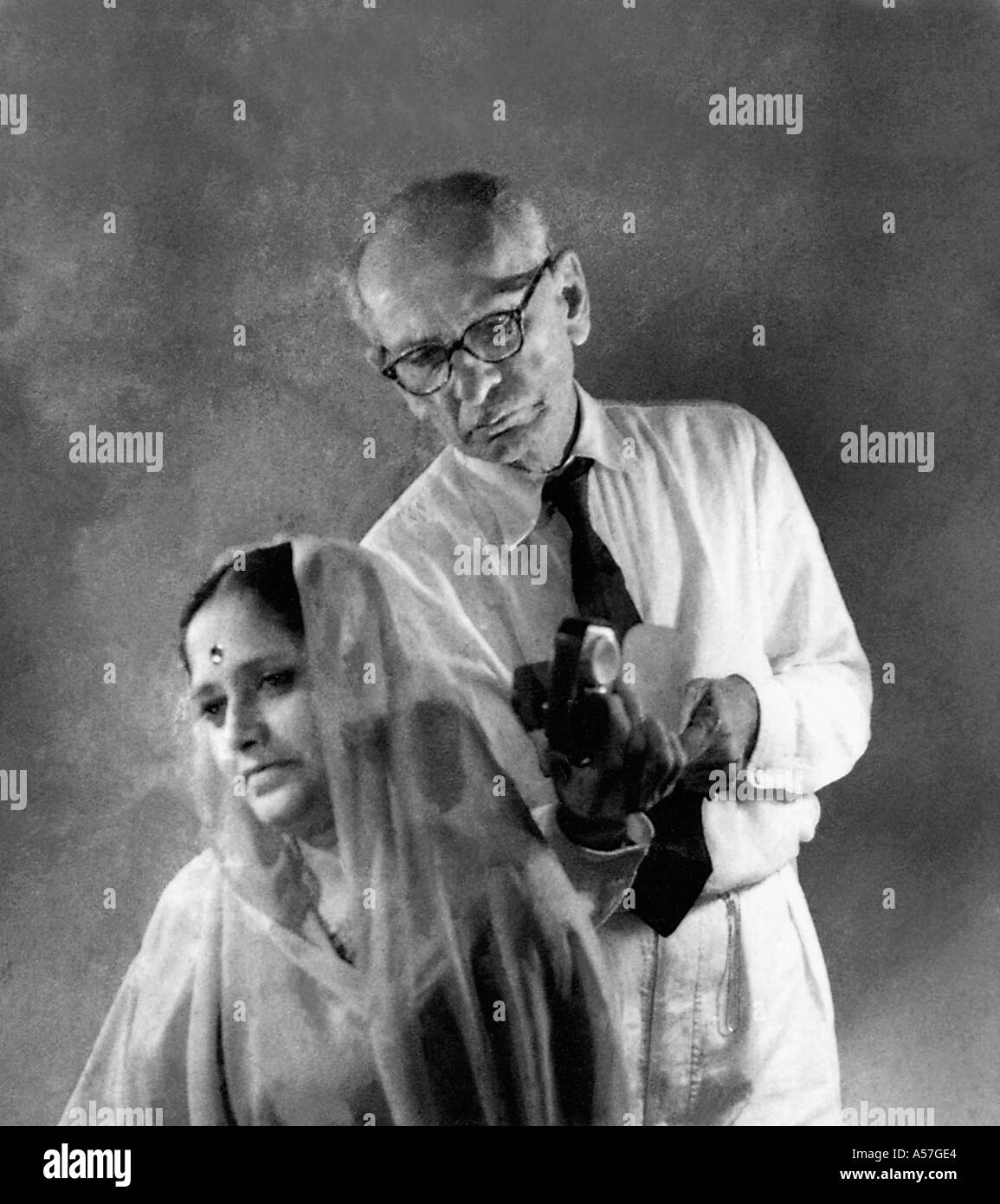 Jehangir Unwalla maître ancien photographe travaillant dans son studio Tardeo Bombay Mumbai Maharashtra Inde 1960 Banque D'Images