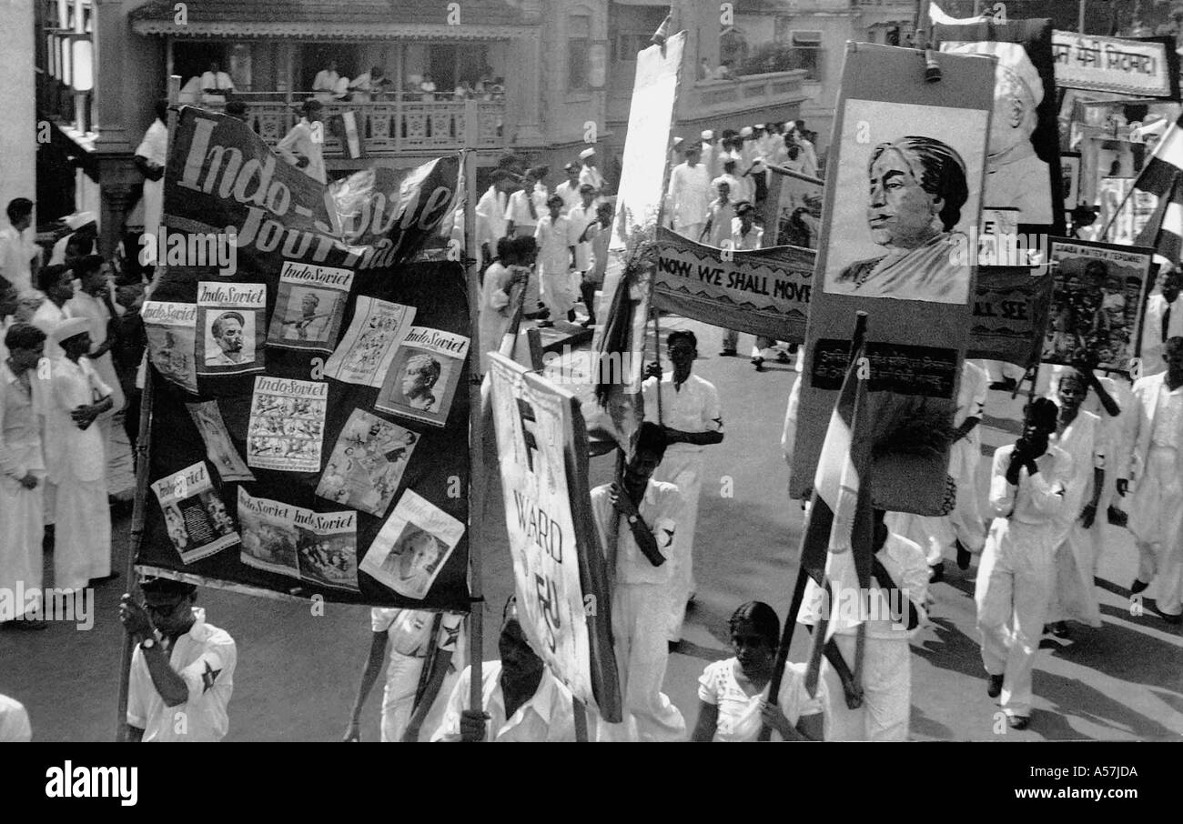 Fête de l'indépendance indienne défilé procession portant des bannières Bombay Mumbai Maharashtra Inde Asie 15 août 1947 ancienne image vintage 1900 Banque D'Images
