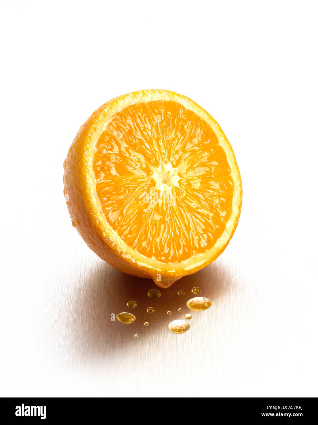 Un juteux Orange frais coupés en deux Banque D'Images