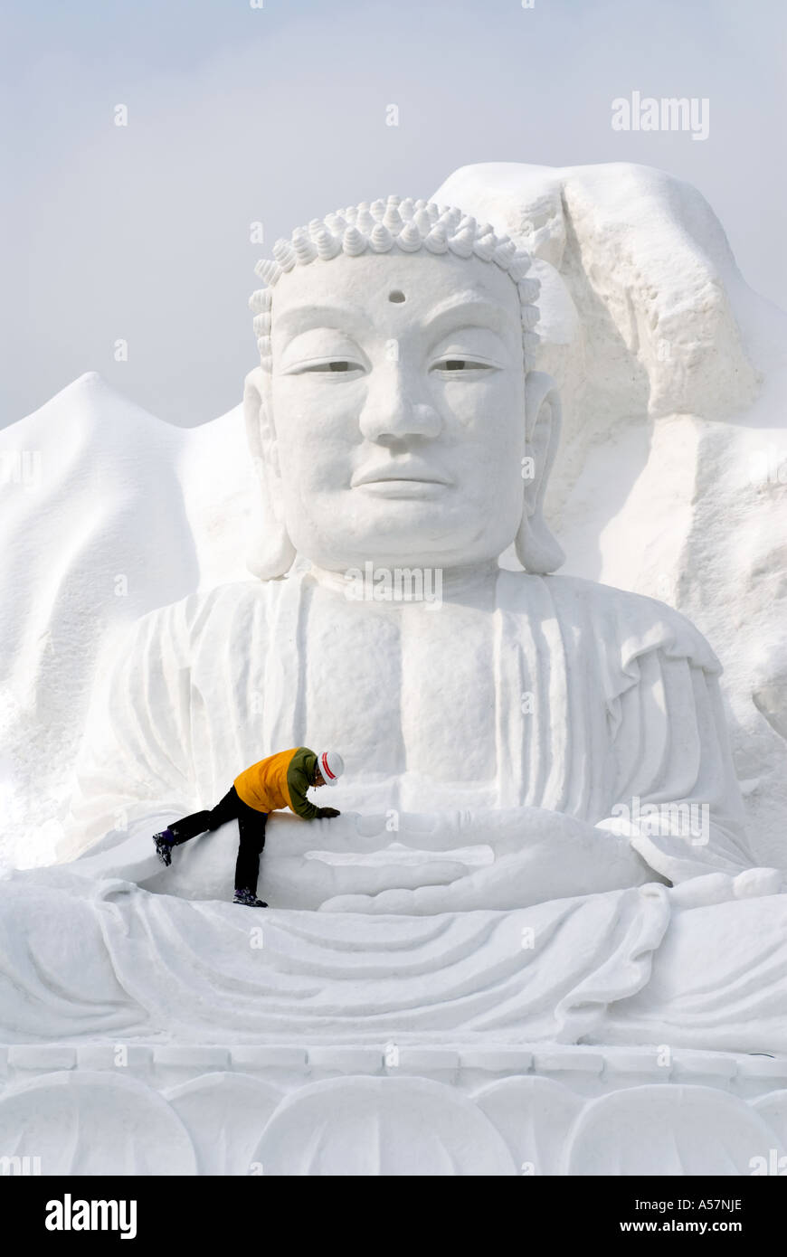 L'homme de la neige boudha sculpté dans la neige à Sapporo Snow Festival Japon 2006 Banque D'Images