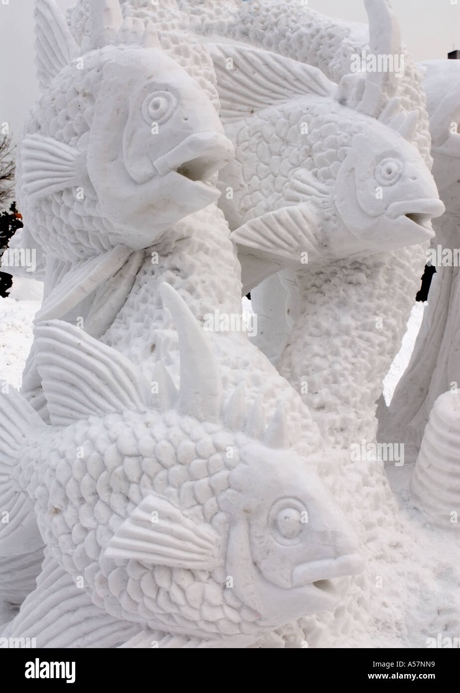 Détail de poissons tropicaux sculpté dans la neige à la Sapporo Snow Festival 2006 Banque D'Images