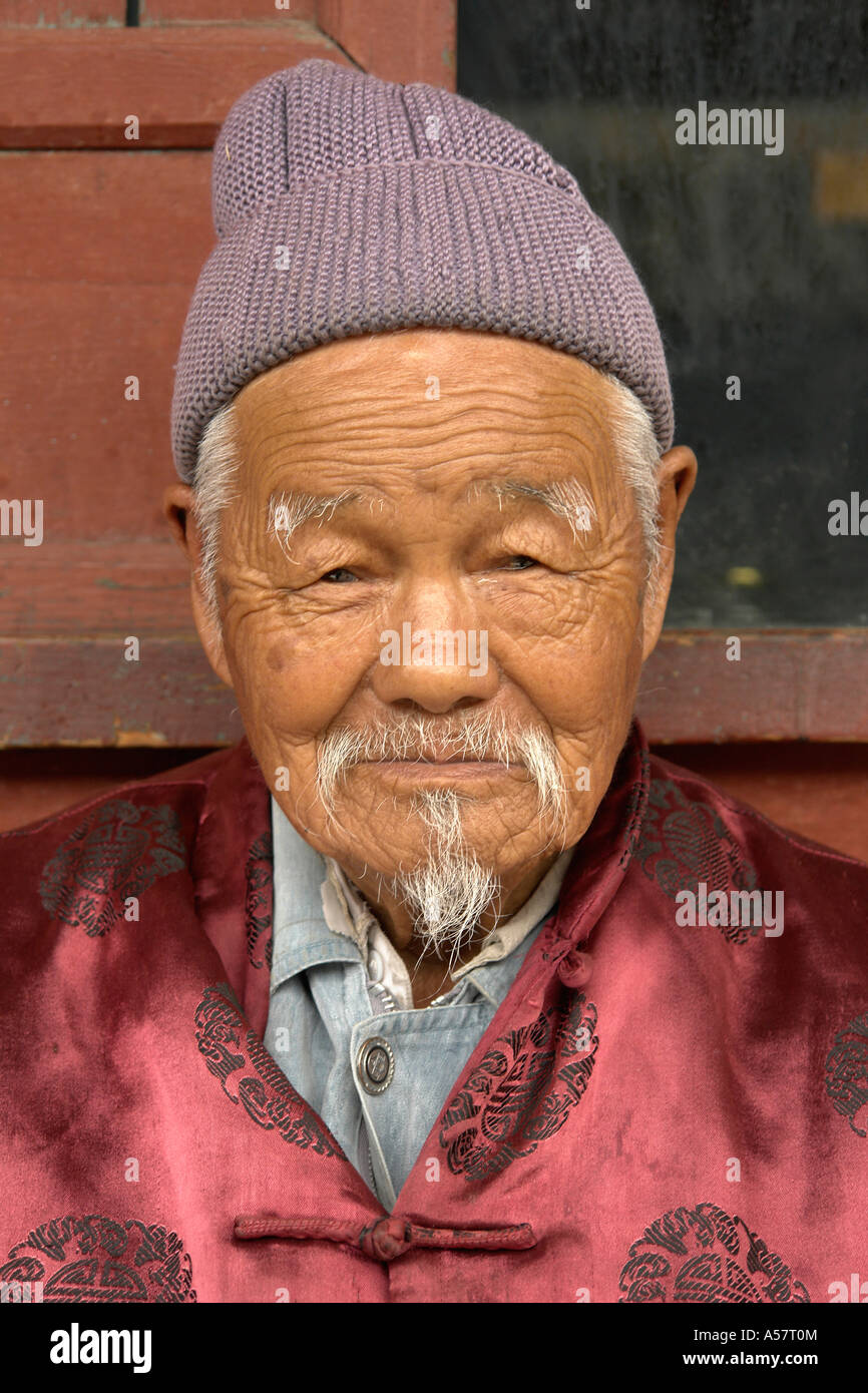 https://c8.alamy.com/compfr/a57t0m/painet-jf5494-chine-personnes-agees-gotee-blanc-vieil-homme-homme-ville-dali-yunnan-province-asie-extreme-orient-vieillissement-vieillissement-heureux-contraste-a57t0m.jpg