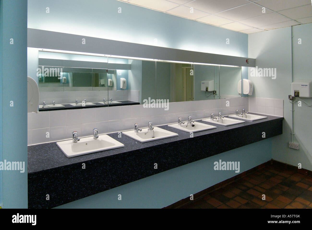 Les toilette lavabo miroir porcelaine d'ablution robinet lavabo propre  toilettes Lavabo nouveau moderne femmes de dames hommes d'ablution Photo  Stock - Alamy