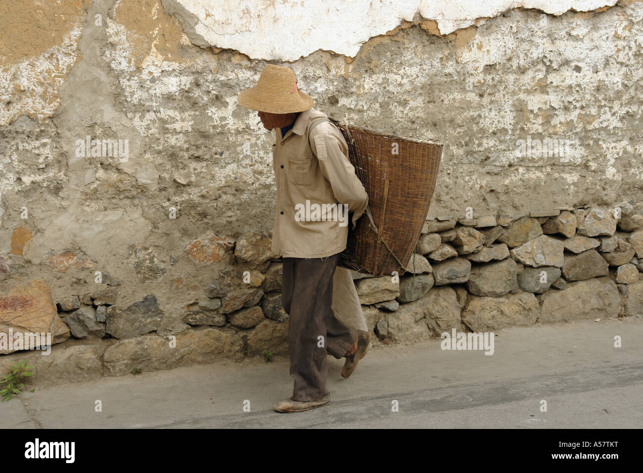 Painet jf5548 chine man carrying basket masculin retour village xizhou  Yunnan province asie extrême-orient transport trafic hat chapeaux Photo  Stock - Alamy