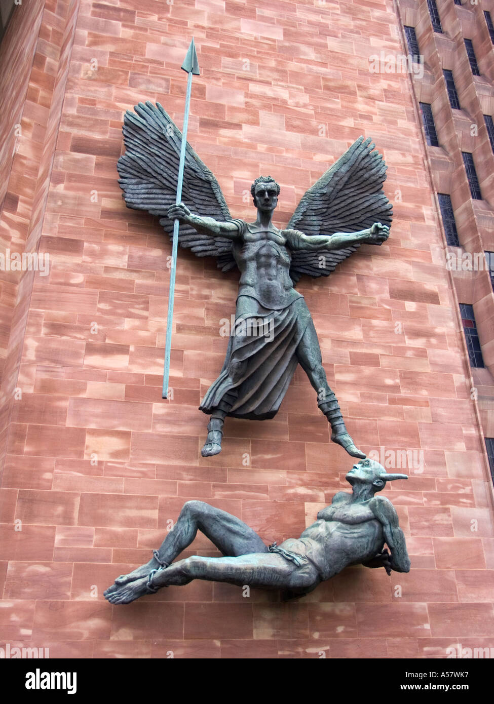 La cathédrale de Coventry sculptures sur la nouvelle cathédrale de Coventry West Midlands murs.E ngland Banque D'Images
