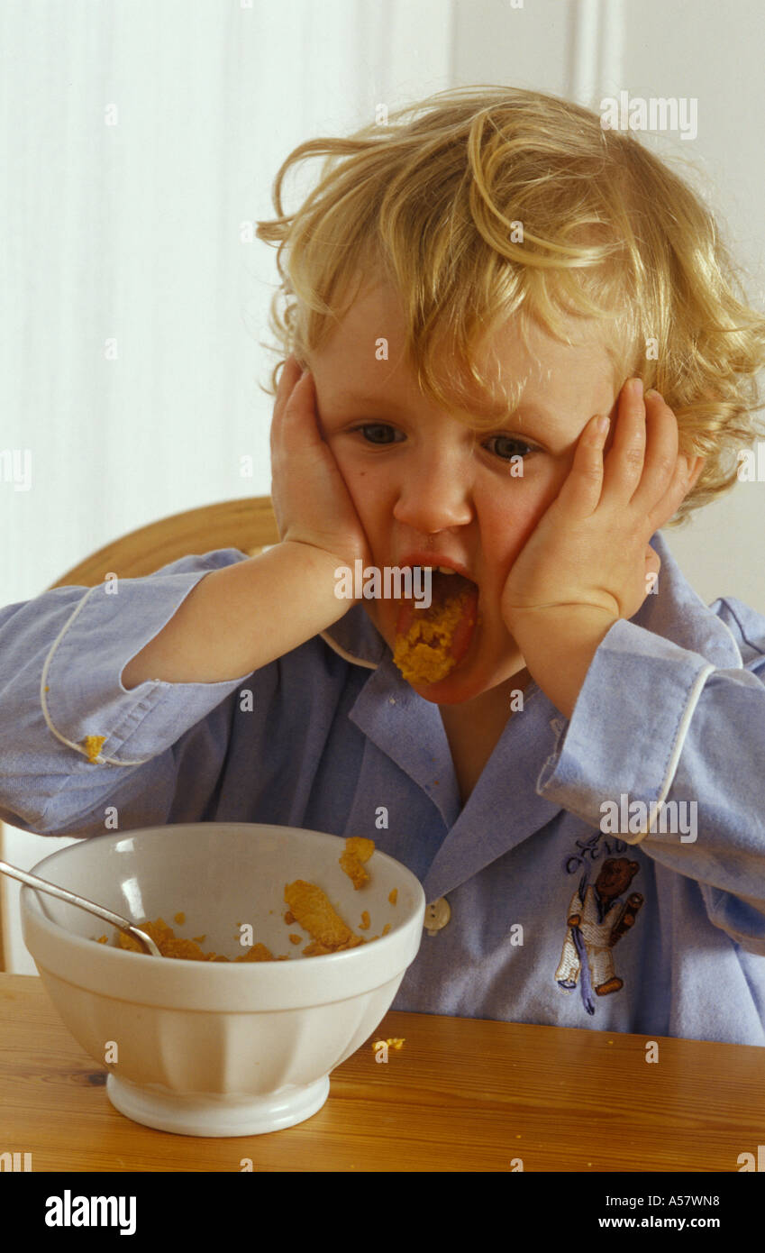 Crachant Des Tout-Petits Alimentation Photo Stock - Alamy