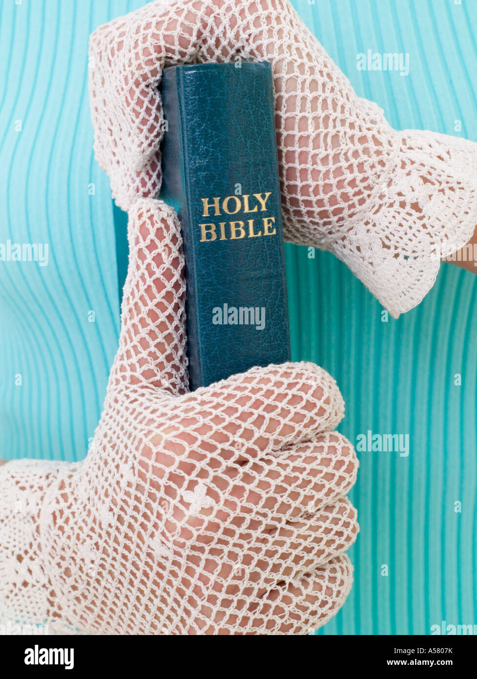 Femme portant des gants blancs et tenant une bible Banque D'Images