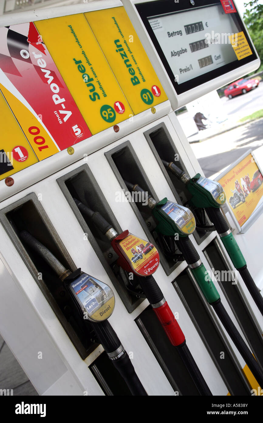 La buse de carburant à une station d'essence Shell Banque D'Images