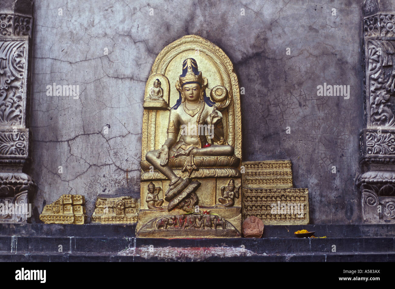 L'une des nombreuses images de Bouddha sur la façade de l'Mahabodhi-Temple, Bodhgaya, Bihar, Inde Banque D'Images