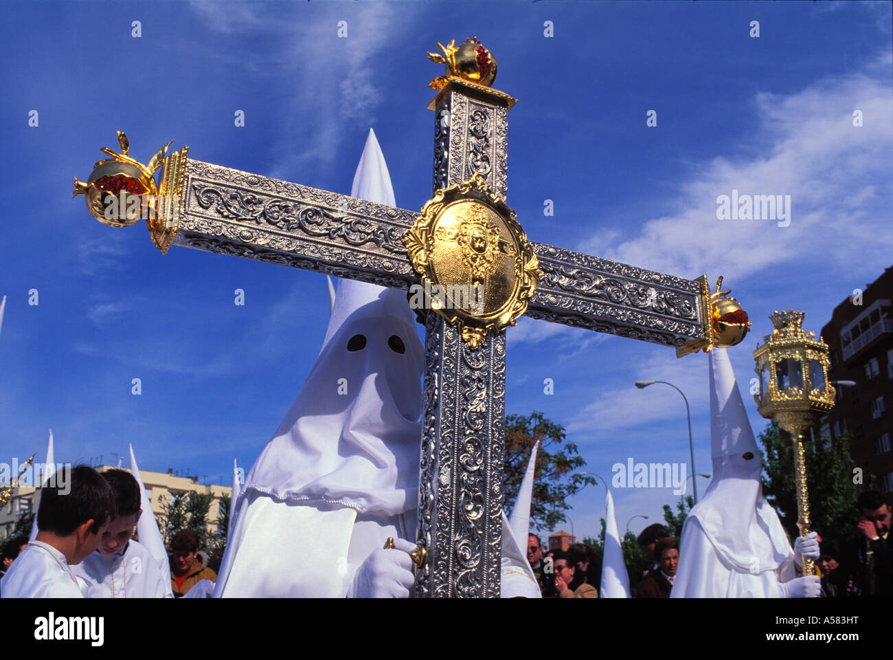 Procession , pénitents avec croix , Semana Santa , Semaine Sainte , Pâques , Granada , Andalusien , Espagne , Europe Banque D'Images