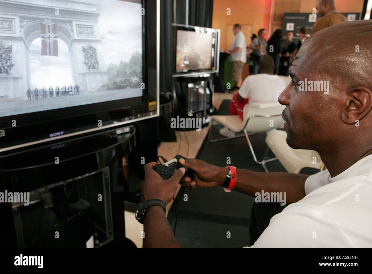 Miami Beach Florida,Collins Avenue,Raleigh,hôtel,Sony PlayStation Black man hommes,acteur Terry crews joue,FL070202075 Banque D'Images