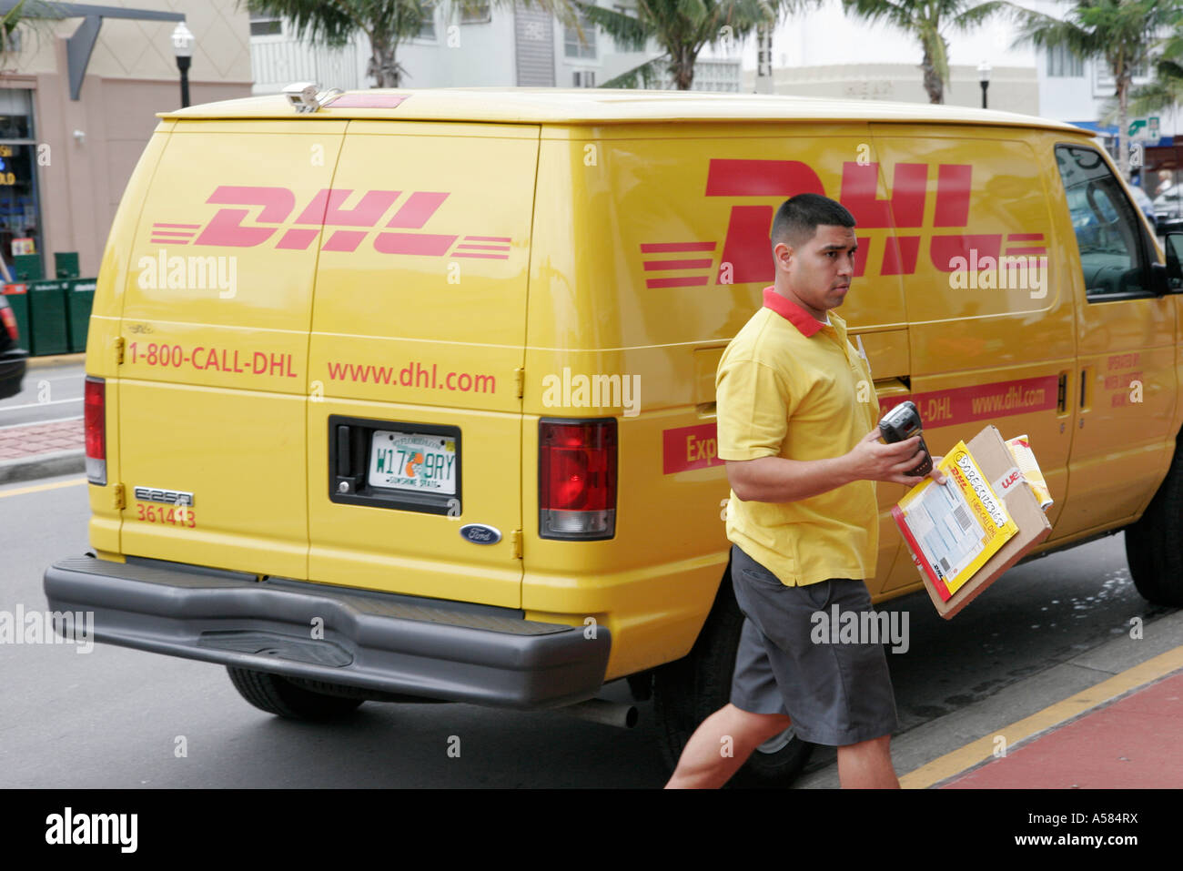 Miami Beach Florida,Washington Avenue,DHL service de livraison de nuit,Hispanic man hommes,chauffeur,van,FL070210001 Banque D'Images