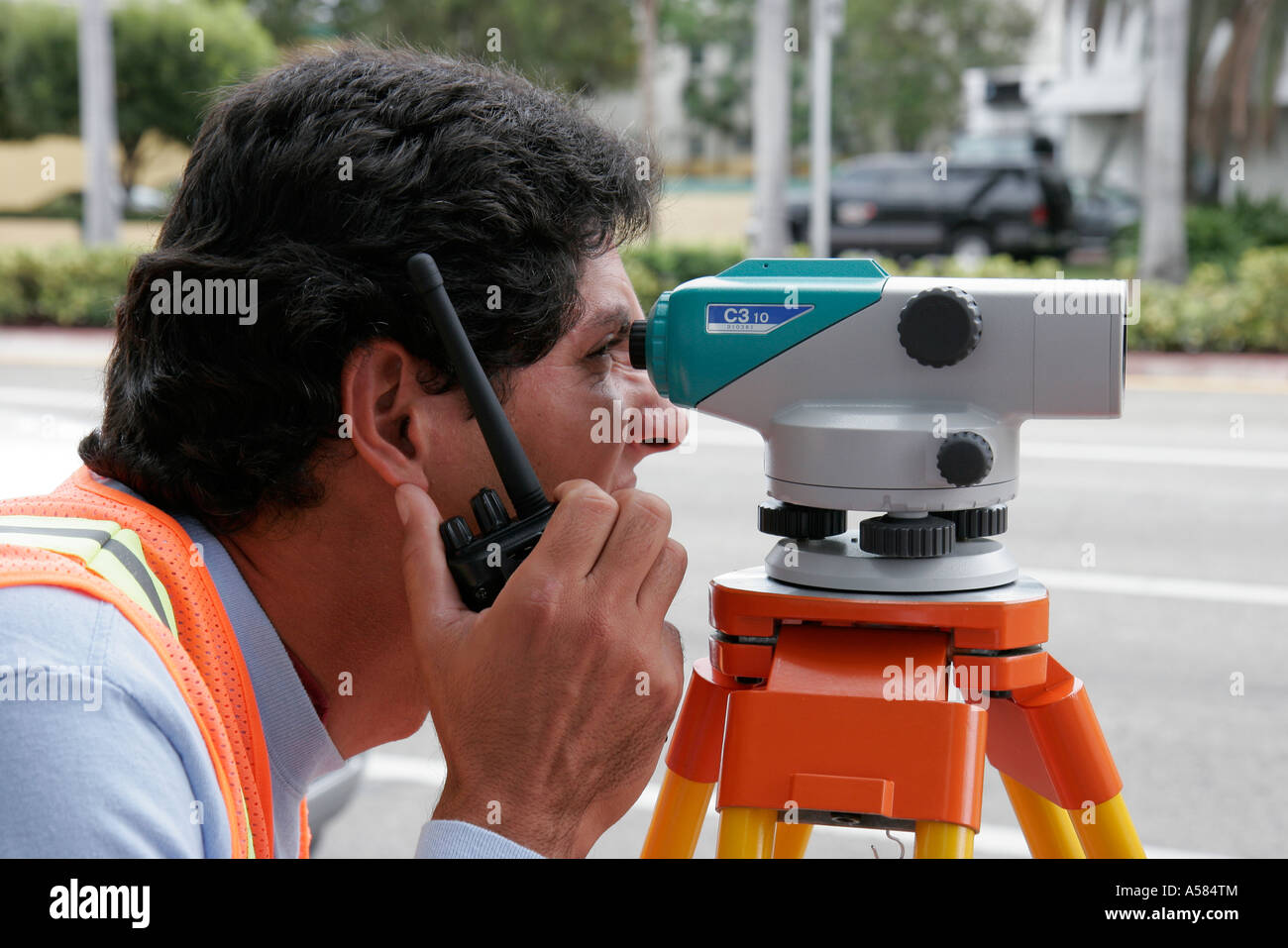 Miami Beach Florida,South Beach,Fifth 5th Street,Hispanic man hommes,arpenteur,deux radio à 2 voies,observation,FL070210003 Banque D'Images