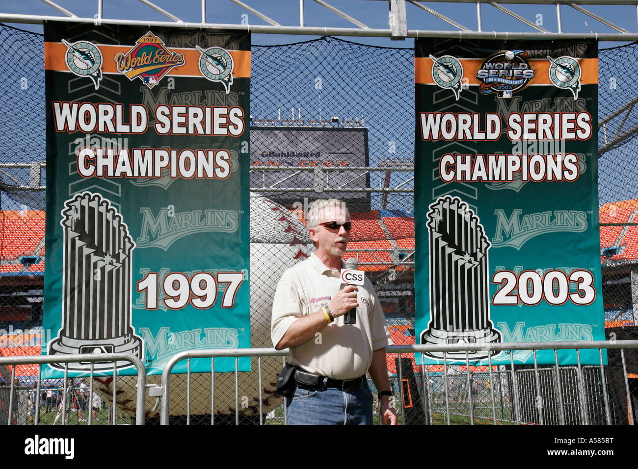 Miami Florida,Dolphin Stadium,Florida Marlins,Baseball FanFestal sports,fan,ligue majeure,sportscaster,microphone,bannières World Series,Voyage des visiteurs Banque D'Images