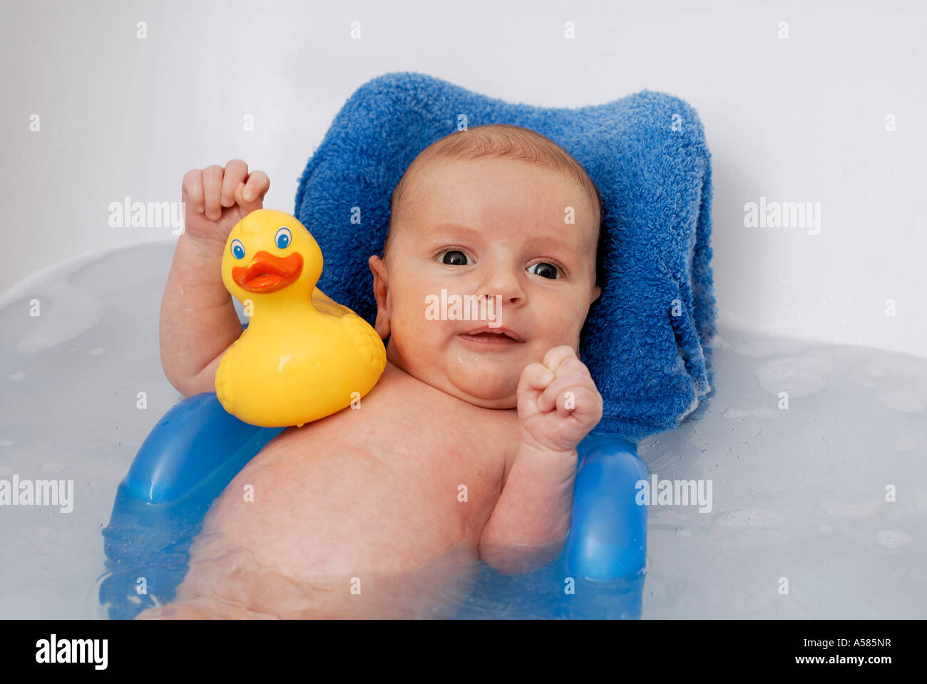 Bébé (Garçon, Deux Mois) Se Trouvant Dans Un Bain À Remous Photo Stock -  Alamy