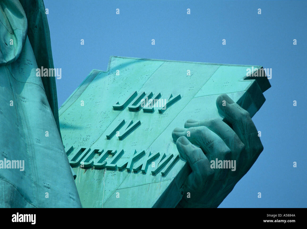 Gros plan de la tablette tenue par Liberty portant l'inscription 4 juillet  1776, Statue de la liberté, New York City, États-Unis Photo Stock - Alamy