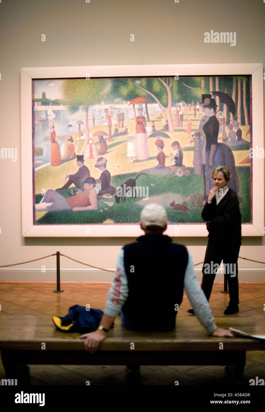 Les gens l'observation de la peinture d'un dimanche à la Grande Jatte de Georges Seurat à l'Art Institute de Chicago Illinois Banque D'Images