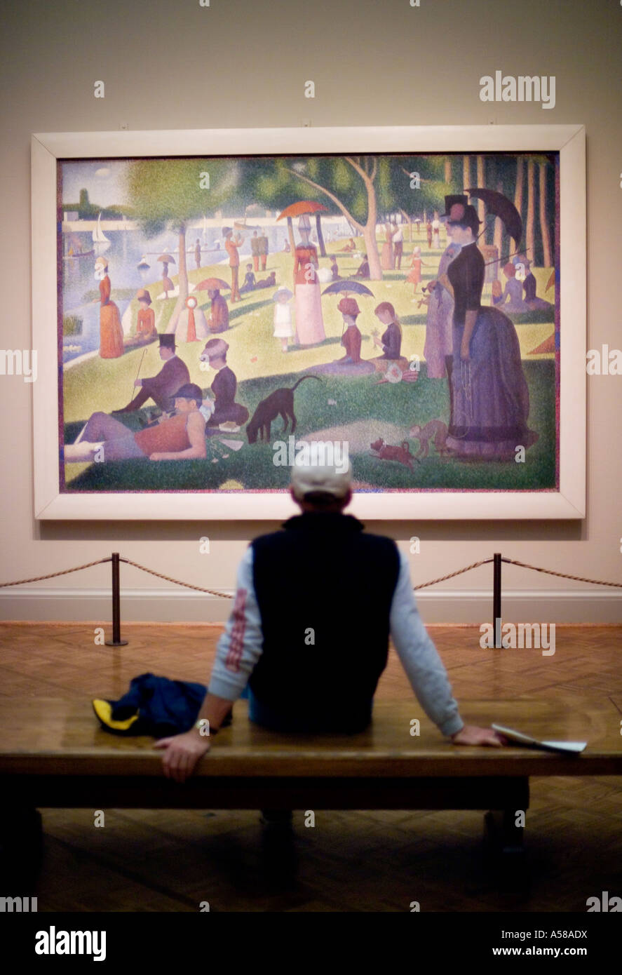 L'homme l'observation de la peinture d'un dimanche à la Grande Jatte de Georges Seurat à l'Art Institute de Chicago Illinois Banque D'Images
