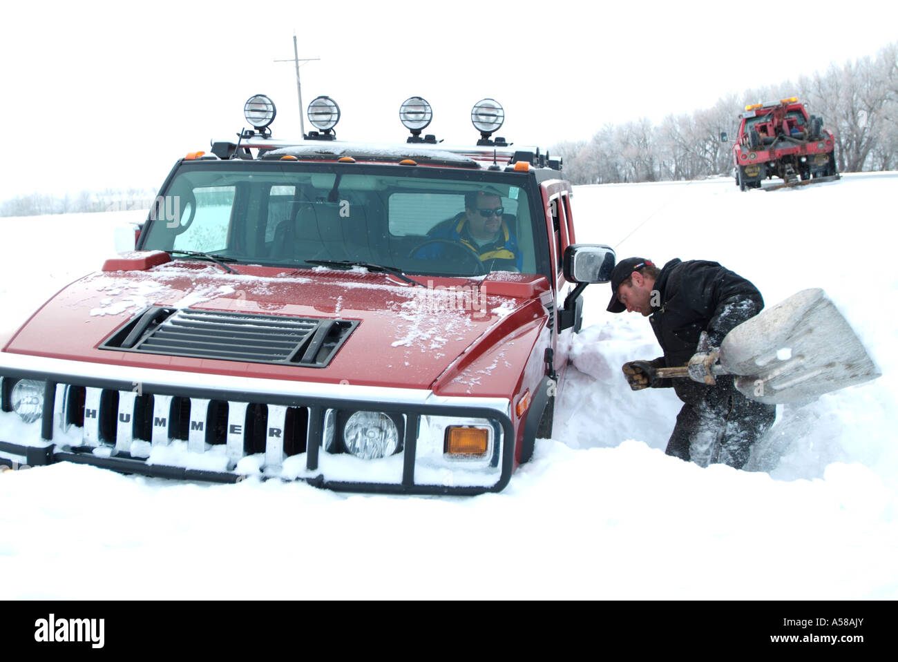 Hummer H2 coincé le long d'une route enneigée Banque D'Images