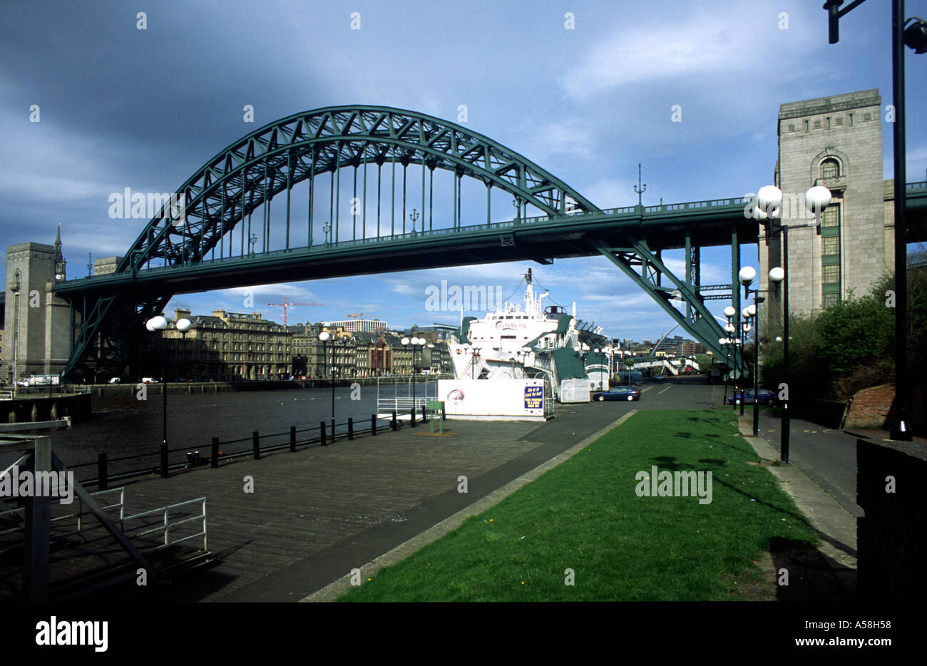 Balayage de la Traditionnelle Tyne Bridge reliant Newcastle Gateshead avec Banque D'Images