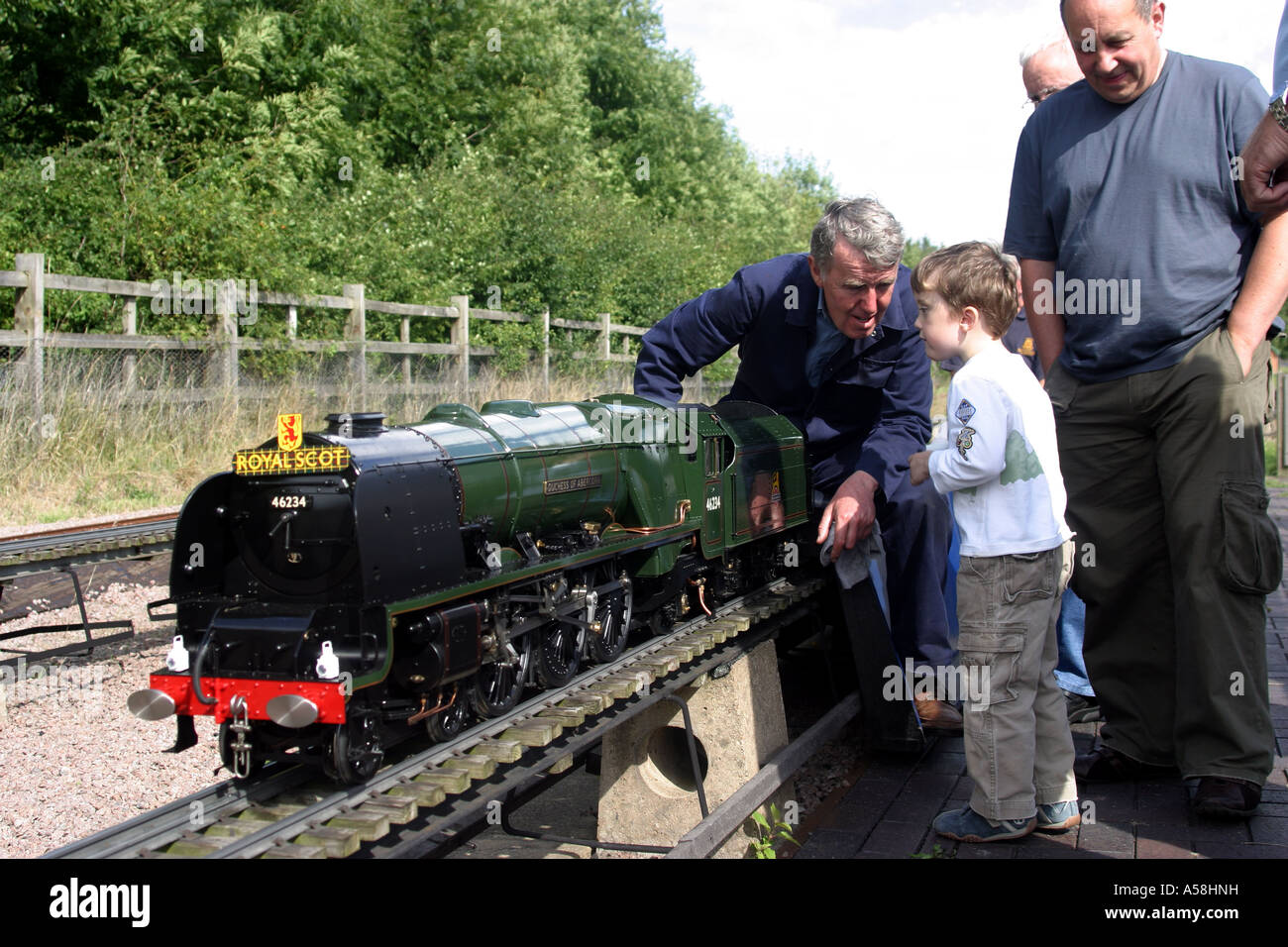 19 août 2006. Garçon âgés de cinq ans pose une question du conducteur de la duchesse d'Abercorn, peu de chemin de fer miniature Ruddington Banque D'Images