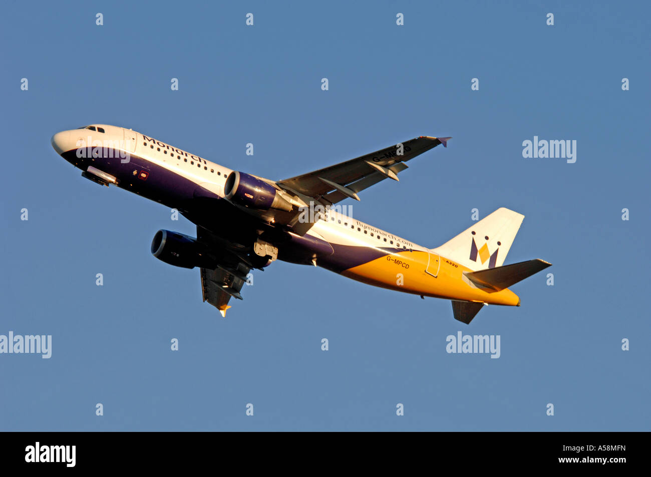 Moteur d'Airbus 320-212 lits moyen courrier avion de ligne de Monarch Airlines Ltd. XAV 4839-454 Banque D'Images