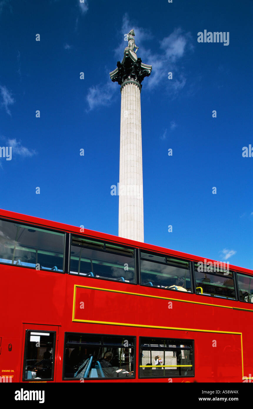 L'Angleterre, Londres, Trafalgar Square, Nelsons Column et Double Decker Bus Banque D'Images