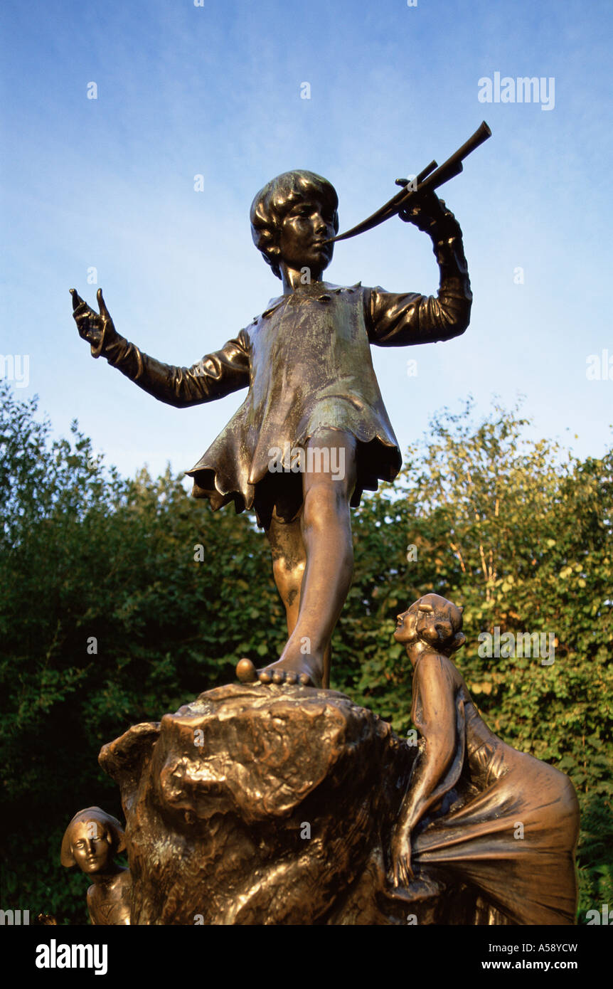 L'Angleterre, Londres, les jardins de Kensington, Peter Pan Statue Banque D'Images