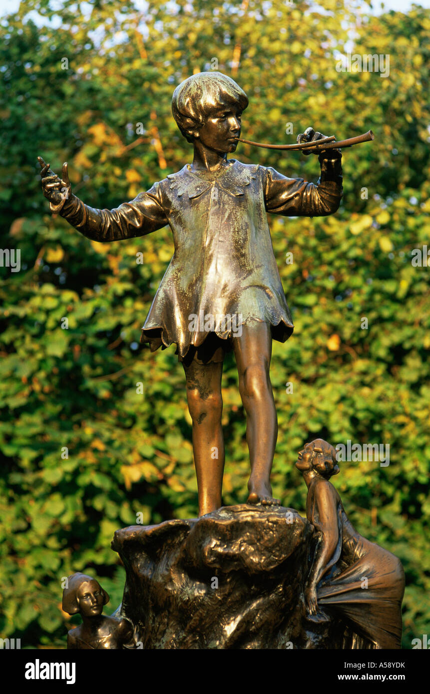 L'Angleterre, Londres, les jardins de Kensington, Peter Pan Statue Banque D'Images