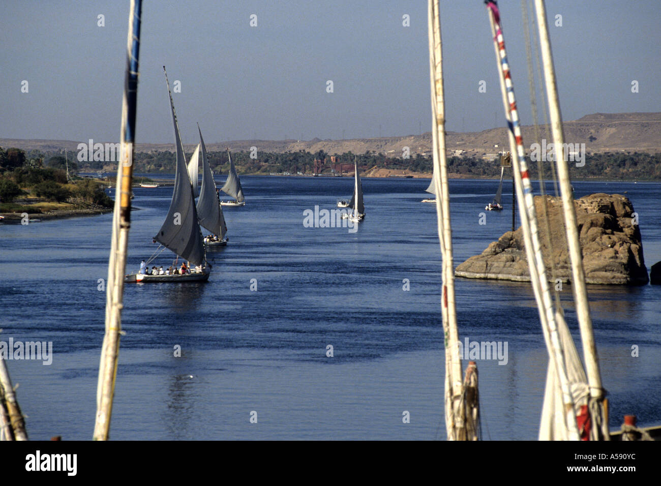 1900 Navires bateaux sur le Nil Assouan Haute Egypte Egypte Afrique du Nord Banque D'Images