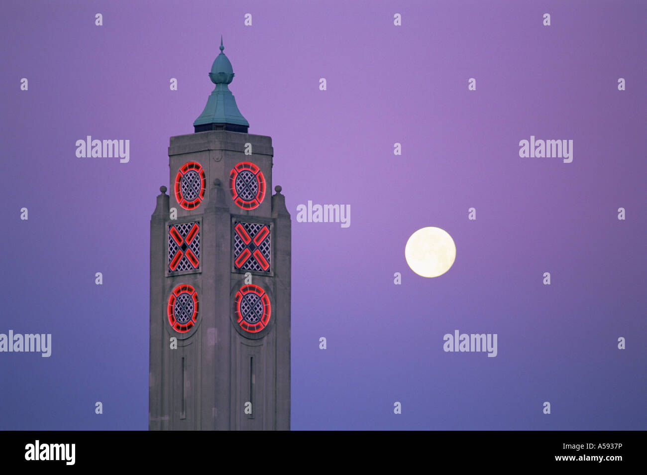 L'Angleterre, Londres, South Bank, vue de la nuit de pleine lune avec Oxo Tower Banque D'Images
